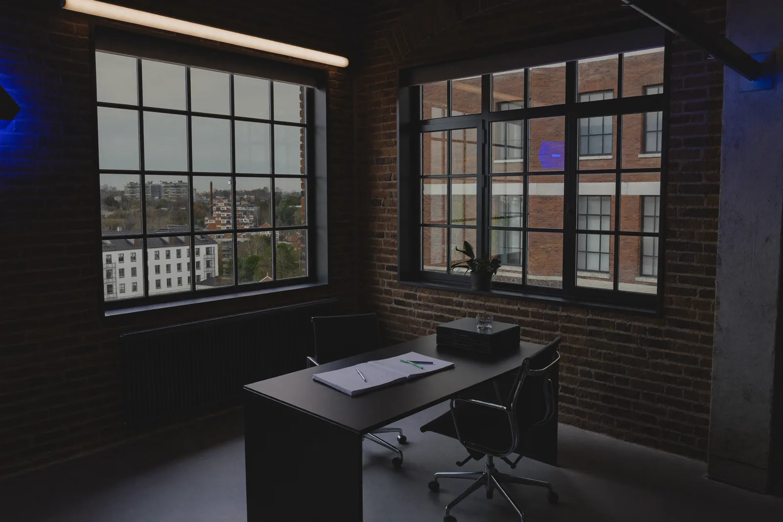 Arbeitsplatz mit Unterlagen für eine Unternehmensgründung